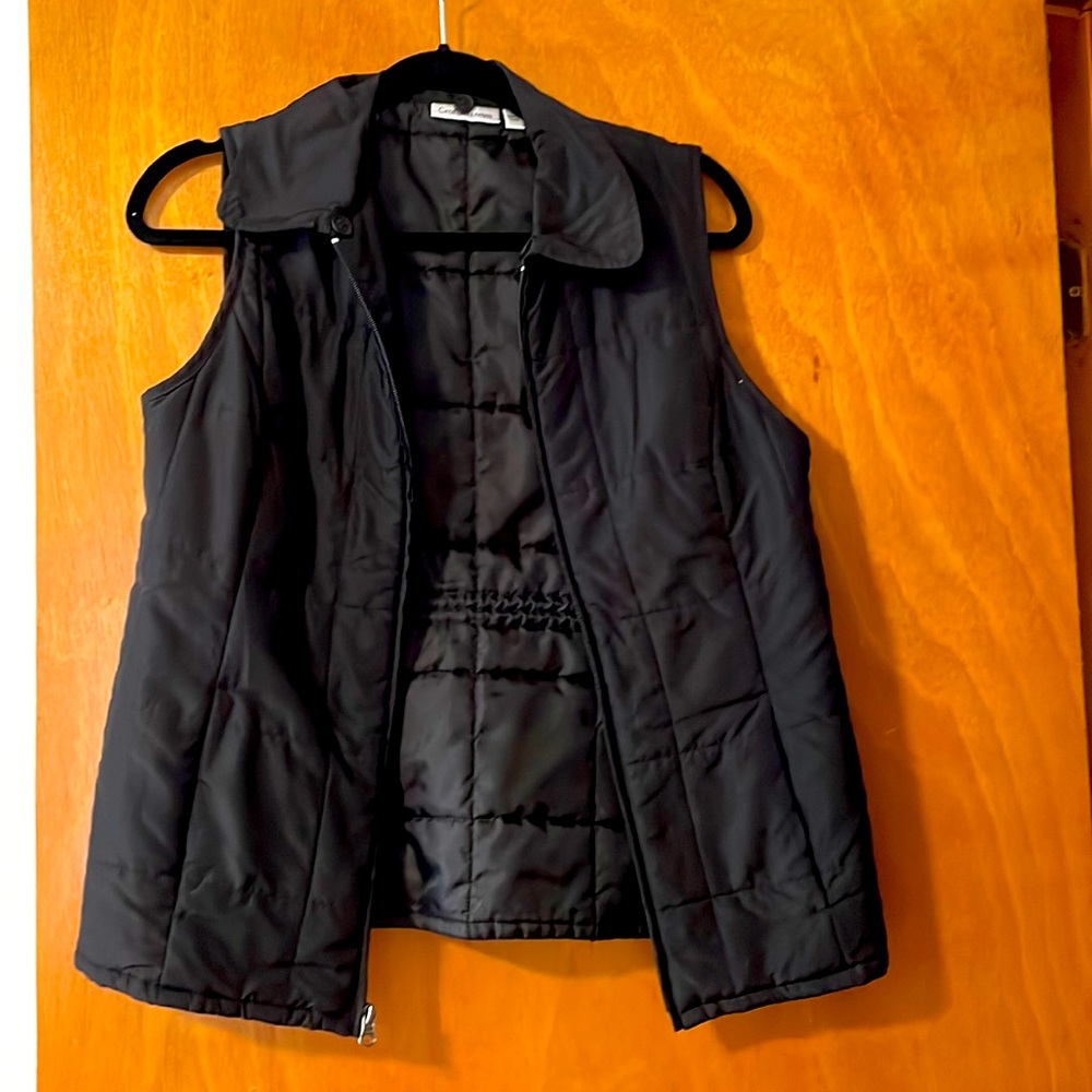 Women’s all black zip up winter vest size small
